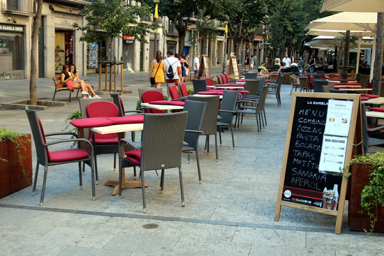 A restaurant with outdoor seating in Girona (by Xavier Pi)